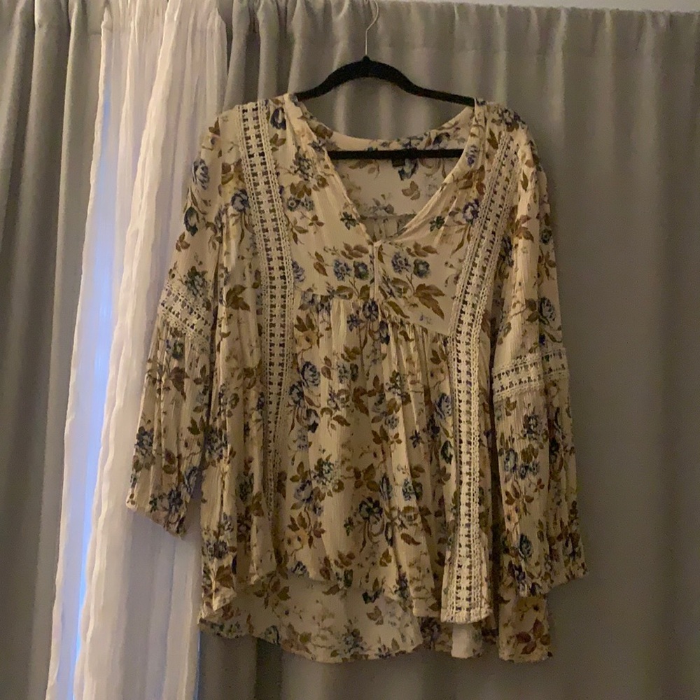 American Eagle Floral blouse